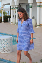 Vacation villa life Women's linen beach dress with gathered sleeves in navy blue Striped Shell print